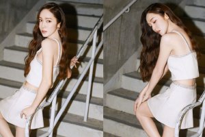 郑秀妍穿露腰装拍楼梯间大片 皮肤白皙