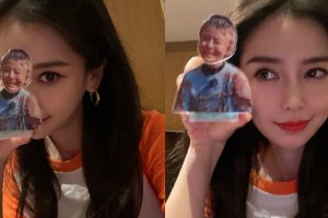 Angelababy晒与泥潭立牌合影 表情俏皮