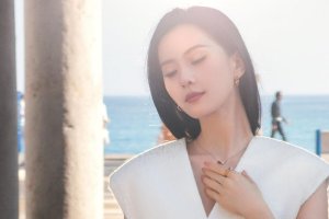 刘诗诗穿白色无袖v领裙展现迷人魅力