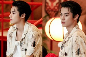 王鹤棣录制综艺路透梳大背头五官精致