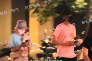 张若昀唐艺昕一起外出看电影低调甜蜜