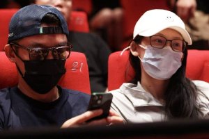 郑恺夫妇风波后合体现身影院