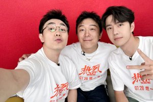 大鹏晒与黄渤王一博合影状态好