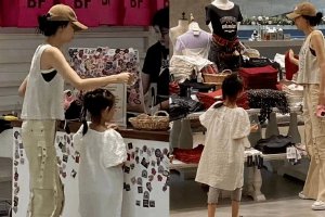 孙怡带女儿大福逛街穿私服简单随性
