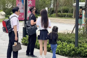 郭富城带妻女游上海古镇被偶遇