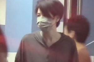 王菲带女儿李嫣KTV唱歌状态年轻