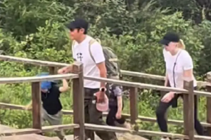 网友偶遇撒贝宁李白一家登山