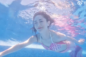 谢娜美人鱼造型惊艳水中比心