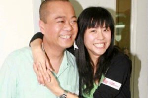 欧阳震华晒照为好友宣萱庆生