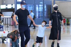 吴京谢楠带儿子现身机场