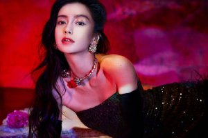 杨颖水蓝人鱼姬妆容妩媚动人