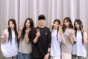 梦幻联动！林俊杰参观Hybe总部与NewJeans合照封面图