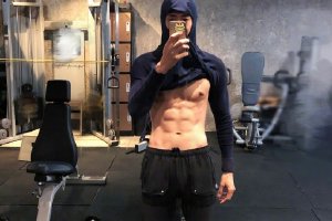 说到做到！《封神》票房破25亿杨玏晒腹肌照封面图