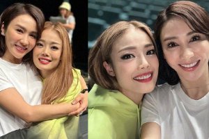 黎姿晒与容祖儿演唱会后台合照