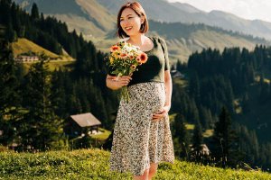 42岁香港女星朱慧敏宣布怀孕8个月