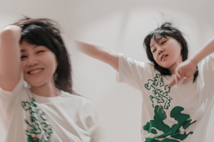 闫妮轻撩秀发露笑容活力满满