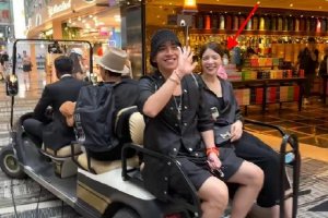 王大陆与长腿美女同游新加坡