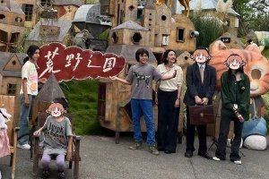 刘烨老婆安娜带一双儿女出游