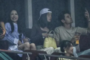 萧亚轩与30岁混血帅哥看演唱会