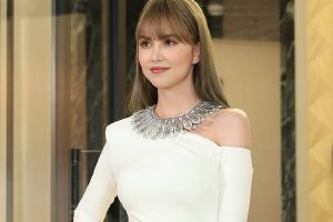 昆凌齐刘海造型减龄养眼