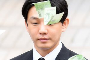 刘亚仁结束调查现身被路人用钱砸