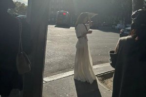 迪丽热巴巴黎时装周路透 穿白长裙又仙又美