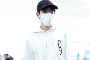 王俊凯出发前往巴黎时装周