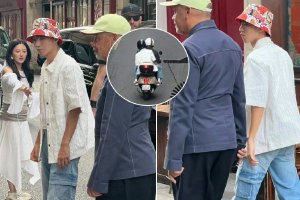 巴黎街头偶遇王俊凯穿搭休闲骑摩托