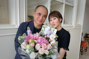 胡静庆祝结婚十五周年 与老公捧花合照