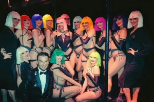 Lisa疯马秀表演与舞者合影身材热辣