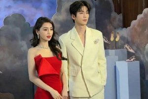 Angelababy张凌赫活动同框画面养眼