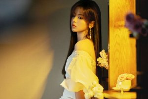 杨超越穿白色抹胸裙清纯可人