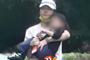 白百何带二胎儿子出门玩耍