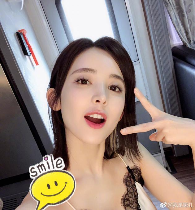 毕业快乐!古力娜扎晒自拍比V张嘴问候粉丝很娇