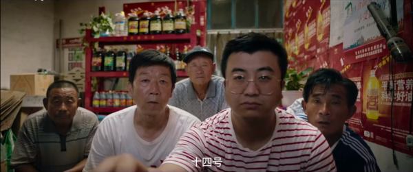 小卖铺老板一开始拒绝看监控,熟人电话一打,下一幕就耐心地给超英查监控了