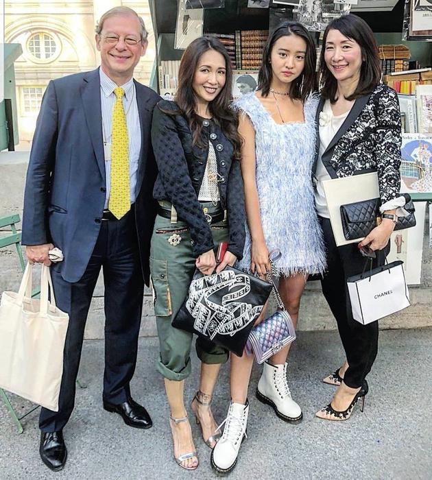 木村光希最近还跟着妈妈一起现身巴黎时装周，与其他人合照时却踩到妈妈的脚。