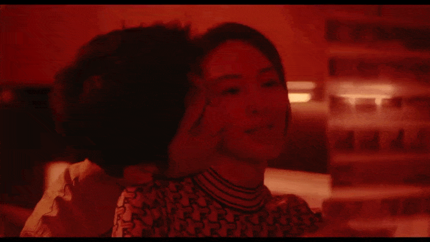 童瑶张新成吻戏曝光 迷离光影下姐弟氛围感拉满