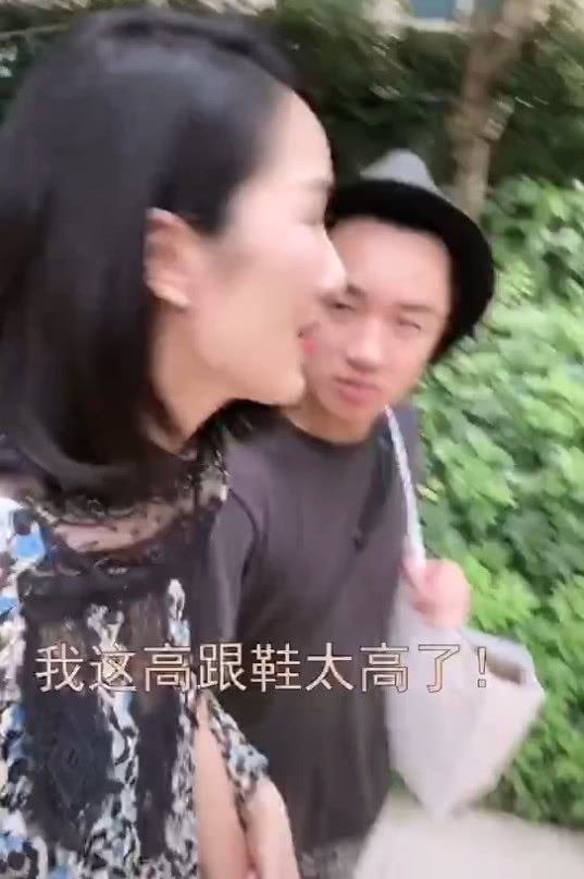 组图:王祖蓝蹲地上为老婆换鞋 穿高跟鞋形象伟岸