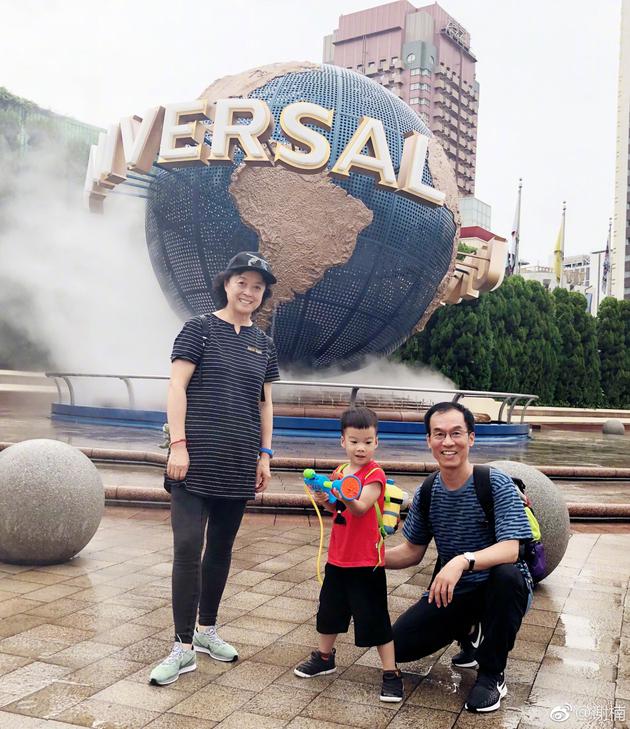 雷林鹏:谢楠与父母一起幸福出游 吴所谓调皮可