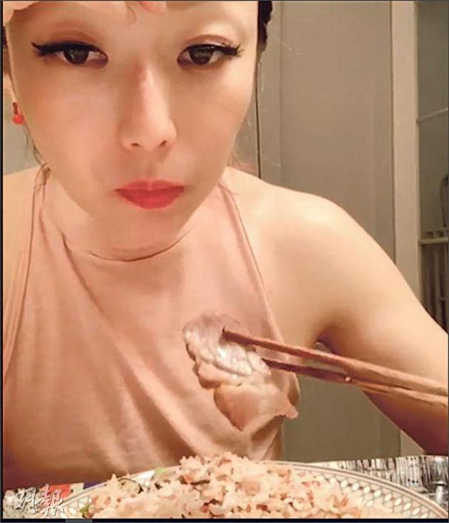 郑秀文拍吃饭短片,留言说排练后很饿。