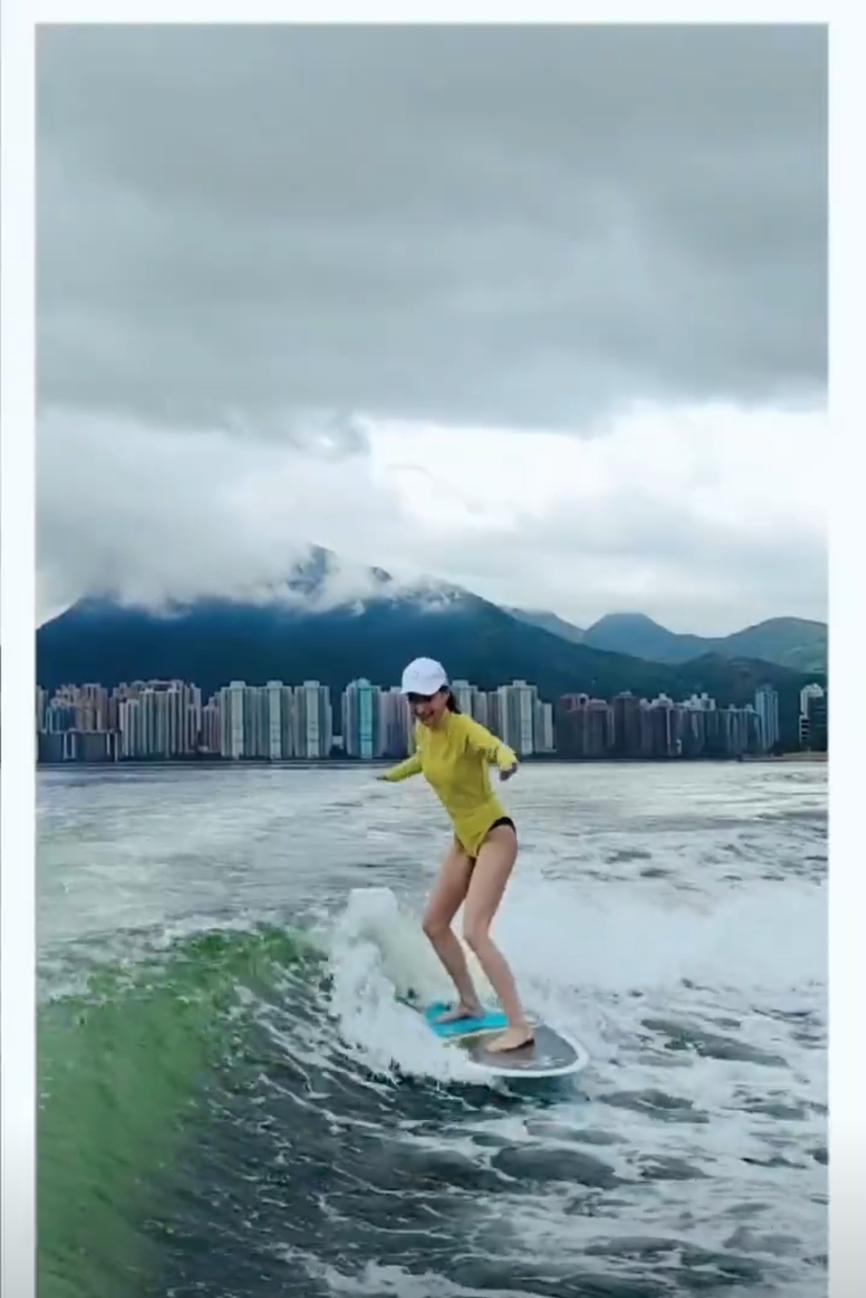 组图:何超莲晒海上冲浪vlog 双腿纤细身材比例完美