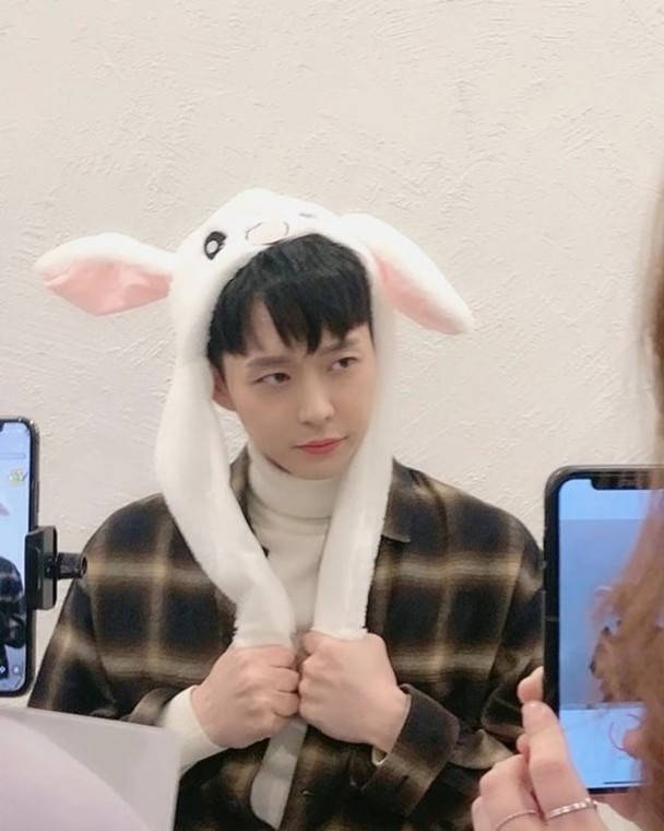 朴有天戴兔耳帽超可爱。