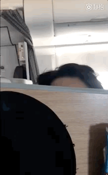 袁弘鬼鬼祟祟露出半个脑袋