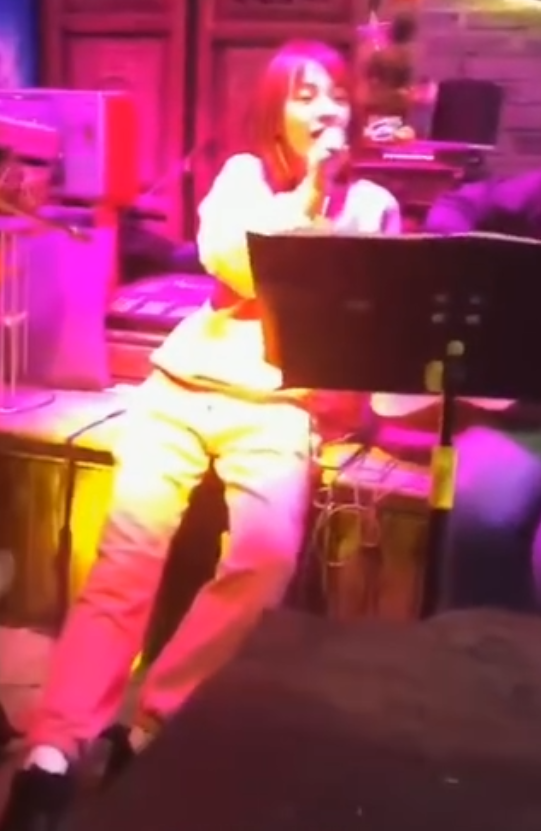 吴昕在酒吧唱歌