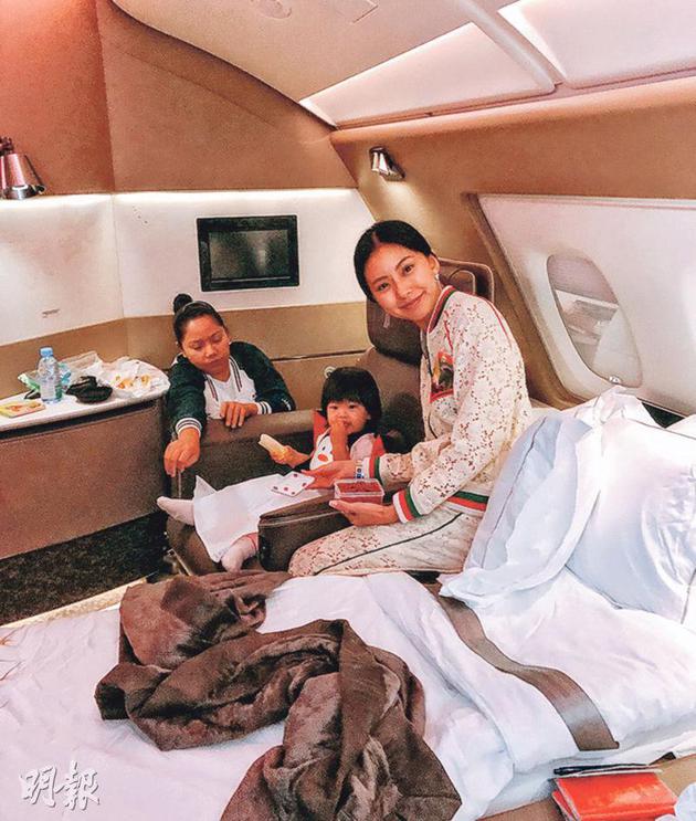 黄婉佩在社交平台分享她在飞机上豪华套房内的照片。