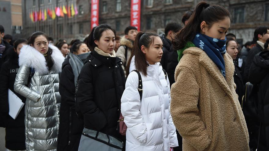 中央戏剧学院2019年本科艺考开考 现场帅哥美女如云