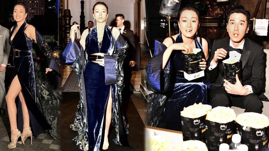 巩俐高开衩裙亮相多伦多 与赵又廷吃爆米花表情超可爱