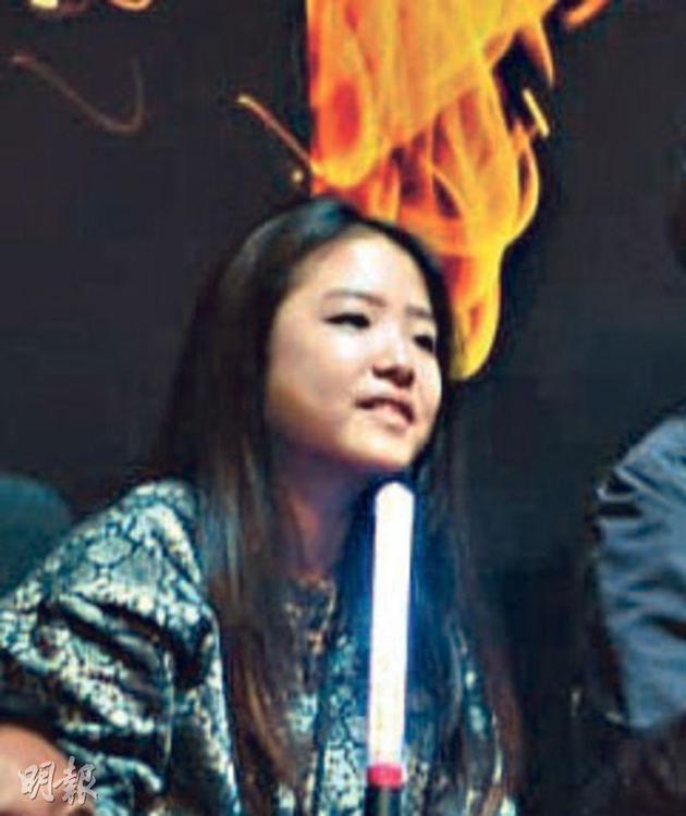 张学友大女儿张瑶华看得投入。