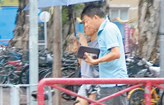 两人抽一支烟。