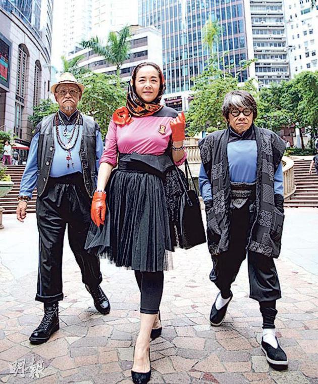 恬钮（中）拍摄林敏骢执导的贺岁片《如珠如宝》，跟香港欢众拜年。